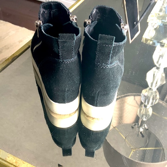 Steve Madden distressed look ankle boot - Picture 3 of 5